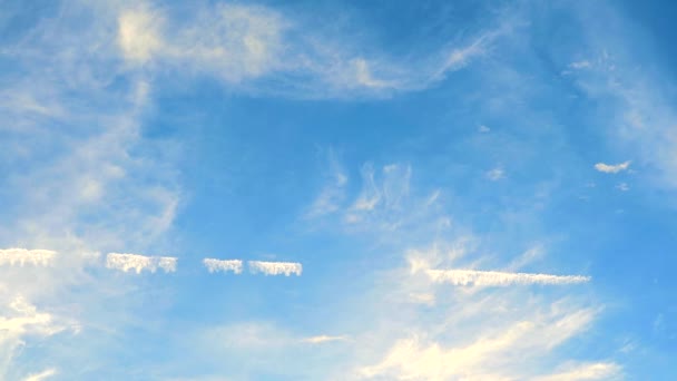 Blauwe lucht met zuivere wolk zonsondergang bewegende en lijn witte wolk verspreid — Stockvideo
