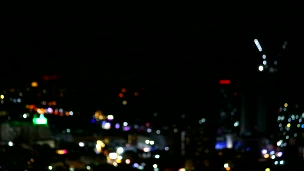 Розмитий барвистий райдужний світло житель в нічному місті — стокове відео