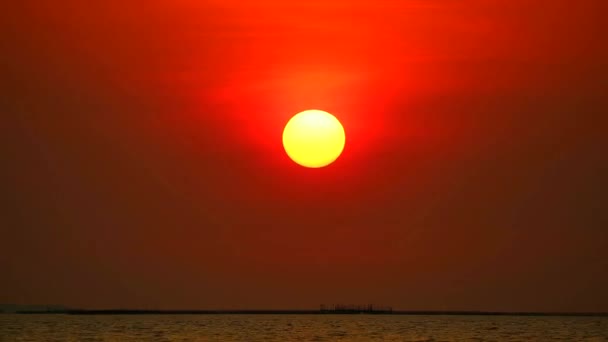 Puesta de sol cielo rojo oscuro en la nube en el mar y barco de pesca que pasa el lapso de tiempo — Vídeos de Stock