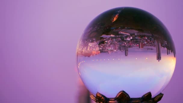 Город вверх ногами, когда закаты в хрустальном шаре из-за отражения света 1 — стоковое видео