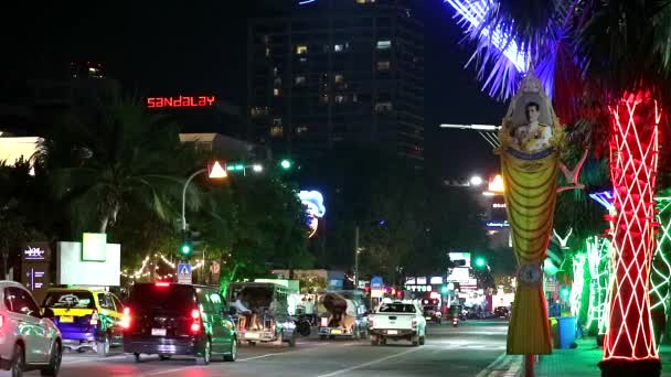 Chonburi Tailândia, 9 de dezembro de 2019, luz colorido arco-íris hotel e restaurante na estrada da praia de Pattaya — Vídeo de Stock