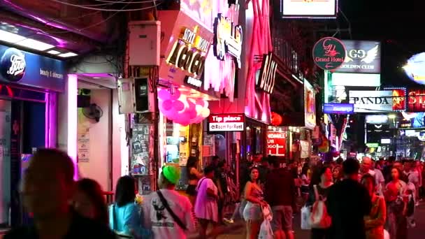 Chonburi Ταϊλάνδη, 9 Δεκ 2019, panning tourists pour in to visit bar and restaurant on the Walking Street Pattaya — Αρχείο Βίντεο