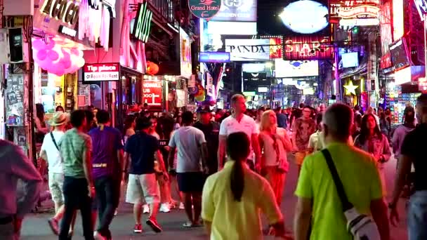 Chonburi Tailandia, 9 Dic 2019, I turisti entrano per visitare bar e ristorante sulla Walking Street Pattaya2 — Video Stock