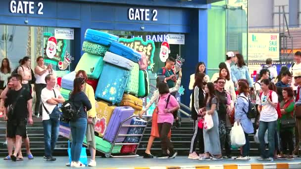 Chonburi Thailand, Dec 9 2019, Tourists take pictures while waiting for the tour bus to pick up in front of the mall2 — Stock Video