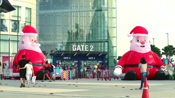 Chonburi Thaïlande, 28 Nov 2019, Les touristes affluent pour prendre des photos avec Santa Cross et les arbres de Noël1 — Video