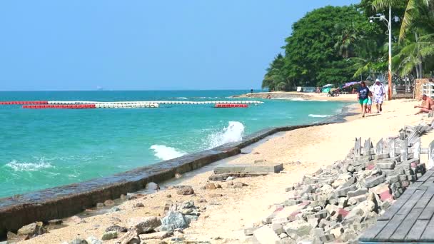 Chonburi Tailandia, 30 nov 2019, oleada de tormenta daña el sendero de la playa que rompeolas solo puede ralentizar la erosión solamente1 — Vídeos de Stock