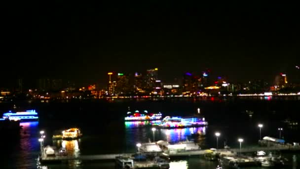 Яскраве світло ночі Ресторан на круїзному судні припаркований на sea1 — стокове відео