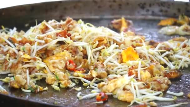 Hot pan fried clam is a popular street food menu for tourists — Stock Video