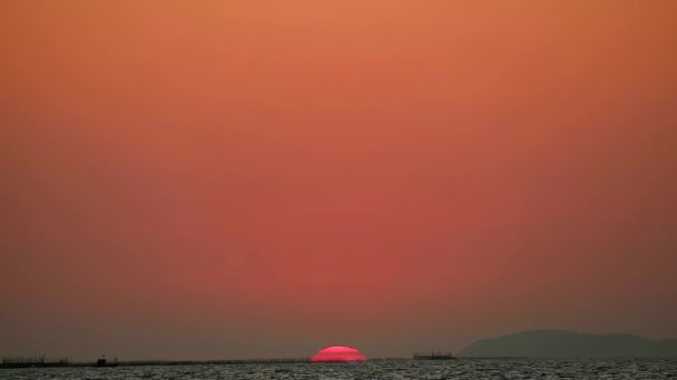 Ηλιοβασίλεμα χρυσό αλιευτικό σκάφος που διέρχεται χρόνο lapse2 — Αρχείο Βίντεο