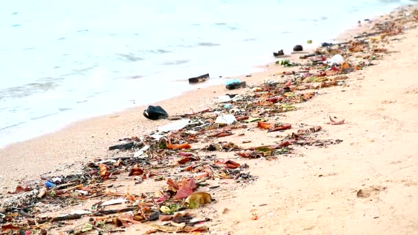 Zachód słońca na plaży z plastikową gumą i odpadami są pozostawione na plaży i fale dmuchnął je do morza1 — Wideo stockowe