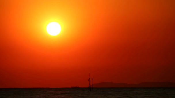 Sonnenuntergang roter Himmel Fischerboot vorbei Zeitraffer Silhouette Insel Zeitraffer — Stockvideo