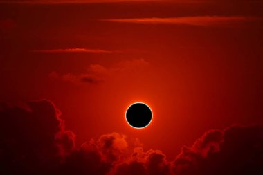 Siluet turuncu bulutun üzerinde kısmi güneş tutulması fenomeni