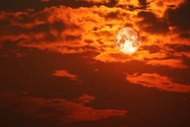 Kurt kanı dolunayı kırmızı turuncu buluta geri döndü ve gece gökyüzünde