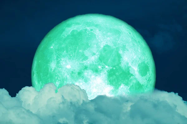 Super groen Bever Maan terug donker hoop wolk aan de nachtelijke hemel — Stockfoto