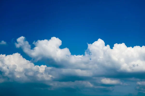 Weiße reine Haufenwolken Sonnenschein am blauen Himmel weiches Sonnenlicht — Stockfoto