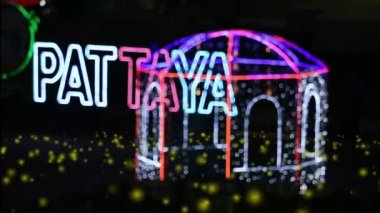 Kafes ve pattaya 'nın bulanık bokeh' i gece ışığı ve efekt ateşböceği
