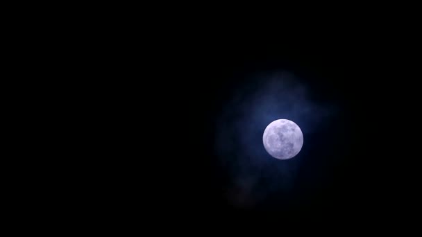 Koude maan aan de nachtelijke hemel zachte en donkere wolk bewegende pass3 — Stockvideo