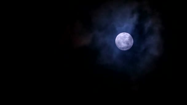 Повний холодний місяць в нічному небі м'яка і темна хмара, що рухається прохід — стокове відео