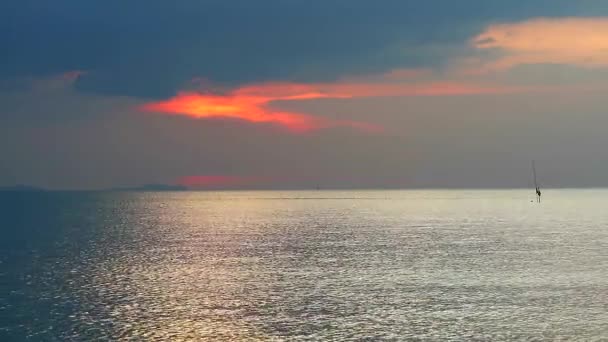 Gray red sunset reflection on water surface of sea and cloud on sky — Stock Video