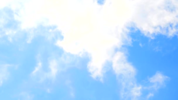 Чистое белое облако кучи, движущееся по голубому небу — стоковое видео
