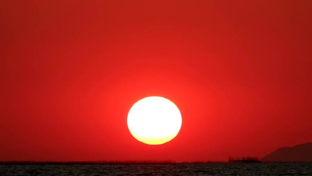 Ηλιοβασίλεμα χρυσό στη θάλασσα και αλιευτικό σκάφος πάροδο του χρόνου — Αρχείο Βίντεο