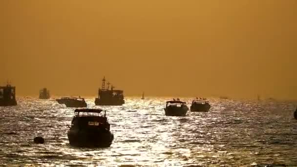 Barcos de velocidade estacionamento no mar e reflexão pôr do sol — Vídeo de Stock