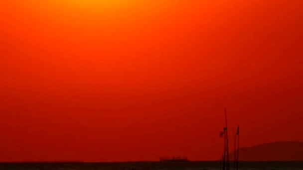 海の上の雲の上に沈む夕日赤い空と時間の経過とともに漁船 — ストック動画