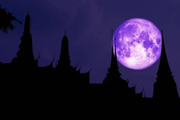 Lună plină de frig pe cerul nopții și siluetă templu budist de top — Fotografie, imagine de stoc