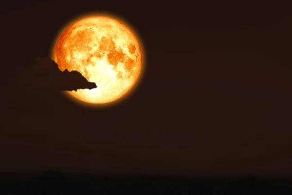 Lua cheia ovo de volta na montanha silhueta no céu noturno — Fotografia de Stock