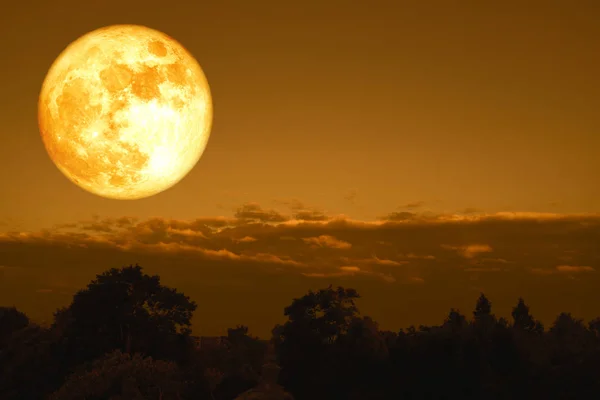 Повний ворон Місяць назад на силует хмара і гора на нічній скіні — стокове фото