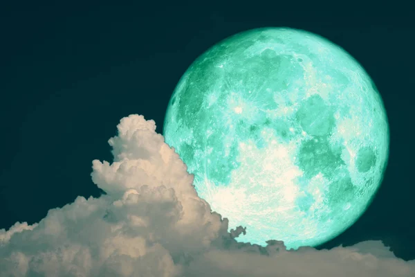 夜空のシルエットヒープ雲に戻る緑のイチゴの月 — ストック写真