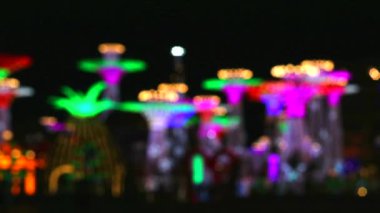 Bulanık gece lambası bahçedeki ağaçta süslenir.