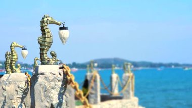 Taş çit ve deniz atı feneri ve mavi deniz arka planı 2