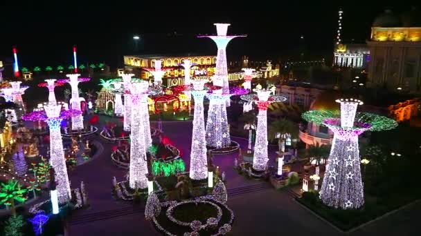 Pan vista aerea della luce notturna decorare su albero in giardino — Video Stock