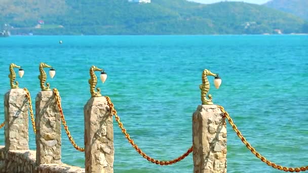 Valla de piedra y linterna de caballo de mar y fondo marino azul — Vídeos de Stock