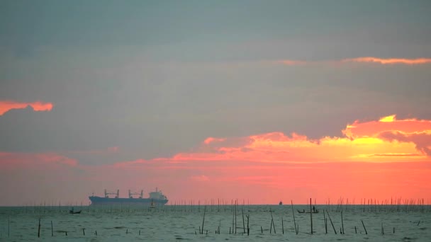 Estacionamiento de buques de carga en el mar y nube de puesta de sol en el cielo — Vídeo de stock
