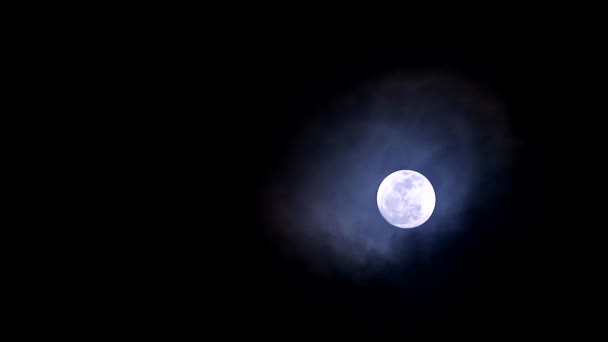 Full Long Nights Luna en el cielo nocturno y nubes pasando1 — Vídeo de stock