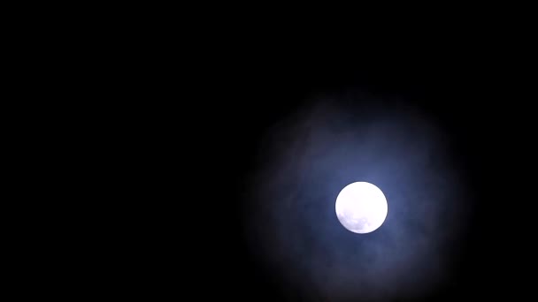 Full Long Nights Luna en el cielo nocturno y nubes suaves1 — Vídeo de stock