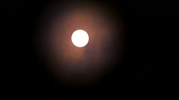 Vollmond orangefarbenes Mondlicht am Nachthimmel und vorbeiziehende Wolken1 — Stockvideo