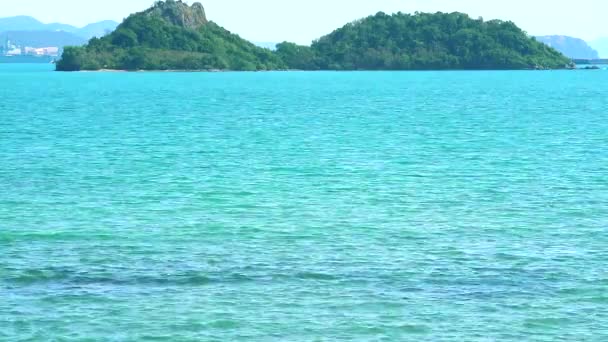 Mar azul puro onda clara na superfície da água e ilha — Vídeo de Stock