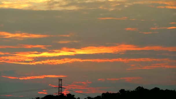 Linha elétrica do poder da silhueta e nuvem do por do sol do pólo que passa no lapso do tempo do céu — Vídeo de Stock