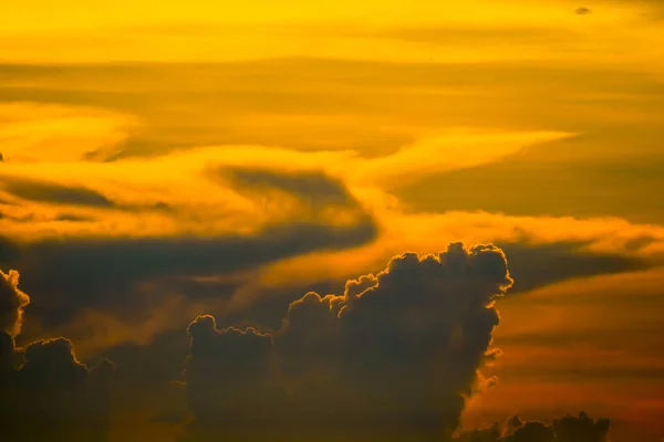 Naplemente narancssárga felhő vissza a sötét sziluettje ég és vörös láng cl — Stock Fotó