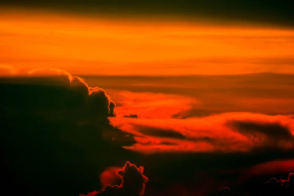 Pôr do sol nuvem laranja de volta no céu silhueta escura e chama vermelha cl — Fotografia de Stock