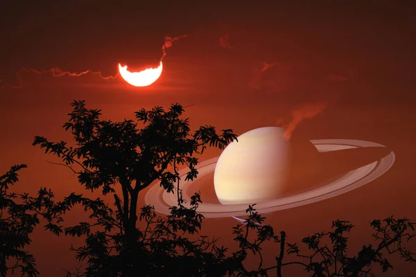 Половина заката небо обратно на красное облако и Colse до колец сатур — стоковое фото