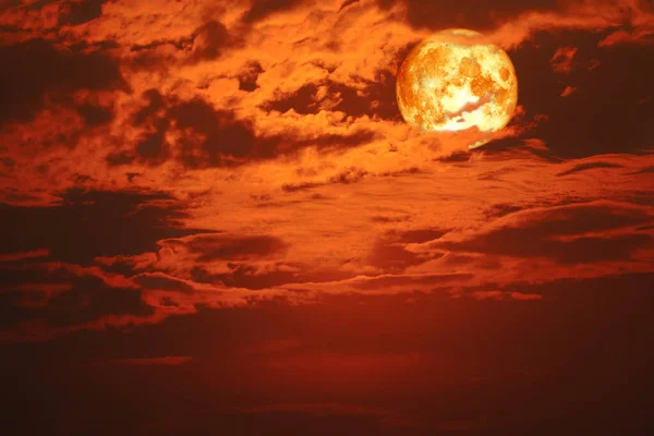 Super krew śnieg księżyc z powrotem na sylwetka chmura na zachód słońca niebo — Zdjęcie stockowe