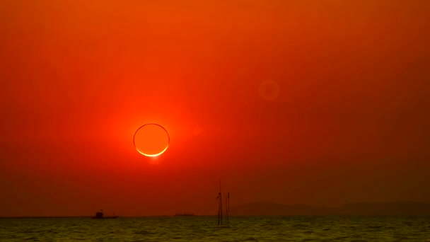Eclipsen en diamanten ring fenomeen als de zon ondergaat boven de zee — Stockvideo