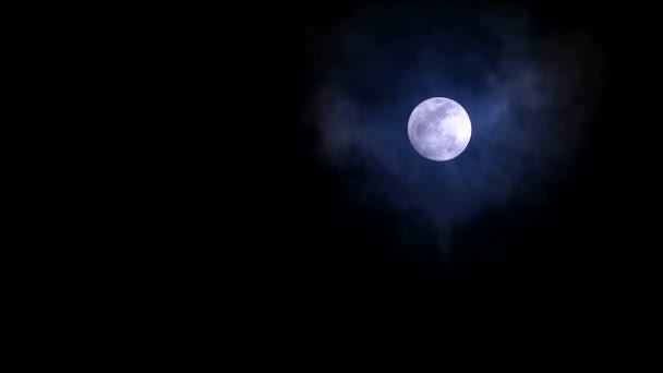 Luna fría llena en el cielo nocturno nube suave y oscura en movimiento pase — Vídeo de stock