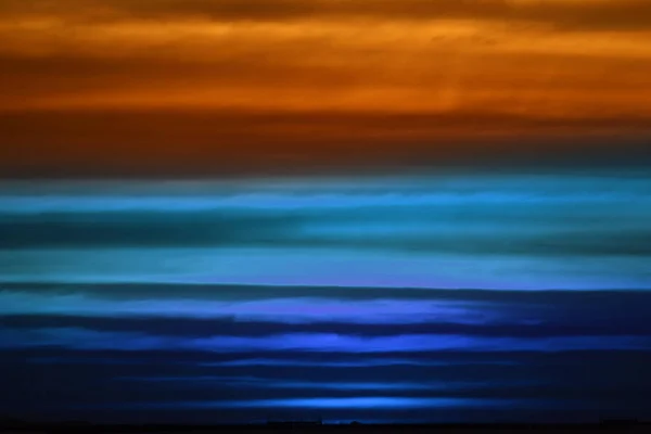 Сине-оранжевый желтый силуэт неба на закате обратно на плащ — стоковое фото