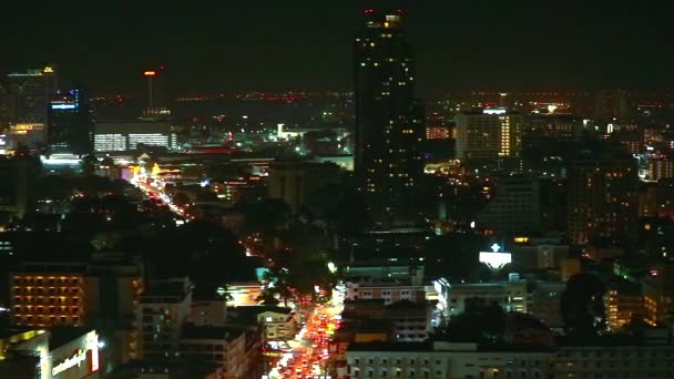 Panning A luz da noite O restaurante condomínio hotel bar pub shopping center na cidade — Vídeo de Stock