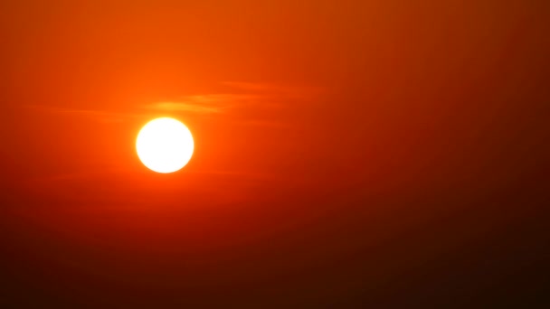 Sonnenuntergang zurück Wolke auf orangefarbenem Himmel und vorbei an weichen Wolken — Stockvideo